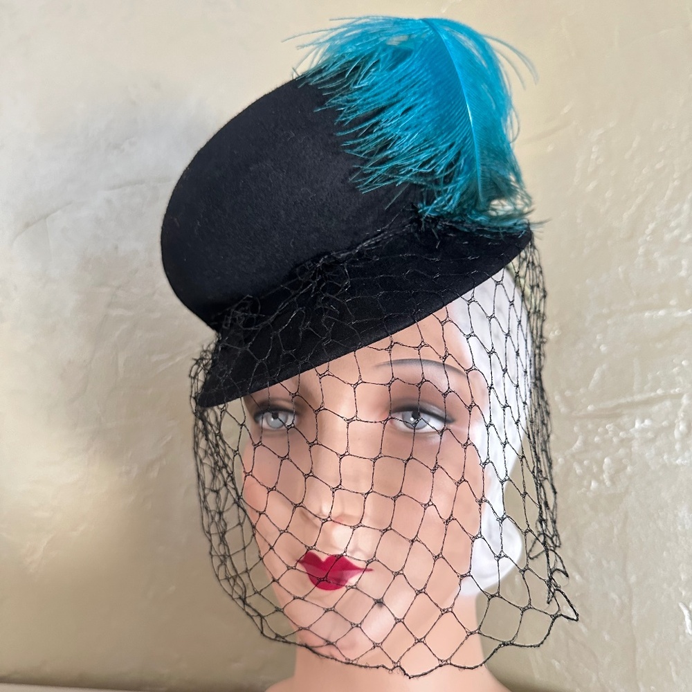 IMPRESSIVE 1940s' BLACK FELT TILT HAT WITH AQUA FEATHER & BLACK VEIL